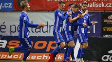 Fotbalisté Olomouce slaví branku v utkání proti Zlínu.