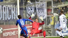 Plze�ský Jan Kopic (vlevo) p�ekonává branká�e Slovácka Milana He�u (uprost�ed).