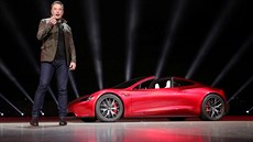 Elon Musk, éf automobilky Tesla, pedstavuje nový elektrický roadster
