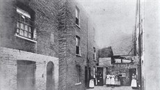 Tady ivot nebyl snadn ani vesel. Ulice Boundary Street v londnskm slumu Old Nichol, foceno ped devadestmi lety devatenctho stolet.