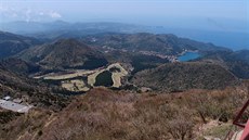 Pohled do údolí na jezero Oshidori z horní stanice lanovky na sopku Unzen.