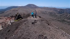 Trasa po hran� kráteru Ohachi. V pozadí �inmoedake a Karakunidake