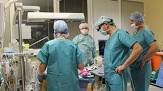 Lékaský tým na operaním sále