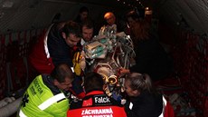 Novorozen cestuje letounem CASA ve speciálním inkubátoru do Prahy