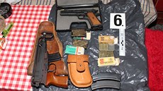 Zadr�ené nelegální zbran�.