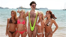 Zelené plavky proslavil filmový snímek Borat z roku 2006 s hercem Sachou...