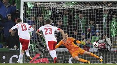 �výcarský fotbalista Ricardo Rodriguez st�ílí gól z penalty v bará�i o...