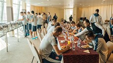 etí fotbaloví reprezentanti obdvají v hotelu The Torch  v katarském Dauhá.