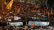 Statisíce lidí demonstrují v Barcelon za proputní osmi separatistických...