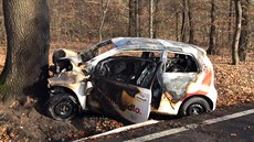 P�tadvacetiletý mladík nevybral zatá�ku a narazil do stromu. Museli ho...