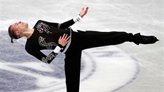 Krasobrusla� Michal B�ezina v krátkém programu p�i závodu Grand Prix v Ósace.