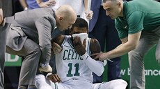 Hvzda Bostonu Kyrie Irving v péi léka.