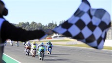 Momentka z Velké ceny Valencie silniních motocykl ze závodu Moto3.