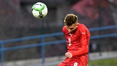 Daniel Trubač v dresu české jedenadvacítky hlavičkuje v utkání se San Marinem.