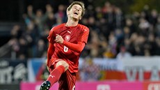 Michal Sáček v dresu české jedenadvacítky slaví gól v utkání se San Marinem.