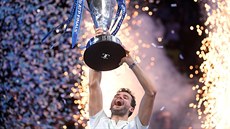 EUFORIE. Grigor Dimitrov s trofejí pro vítze Turnaje mistr.