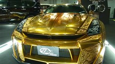 Zlaté auto za milion dolar na autosalonu v Dubaji