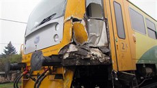 Sráka popeláského auta s vlakem v elechovicích nad Devnicí na Zlínsku.