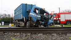 Sráka popeláského auta s vlakem v elechovicích nad Devnicí na Zlínsku.