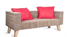 Pevná kartonová pohovka Carddivan je designovaná na dv� �pozadí�, ale vejdou se...