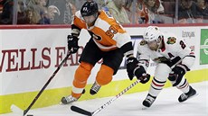 Jakub Voráek (vlevo) z Philadelphie uniká Duncanu Keithovi z Chicaga.