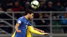 Italský fotbalista Marco Parolo (v popedí) v hlavikovém souboji.