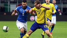 Italský fotbalista  Antonio Candreva (vlevo) v souboji se védem.Jakobem...