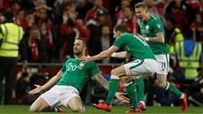 Irský fotbalista Shane Duffy (vlevo) se raduje se spoluhrái z gólu v zápase s...