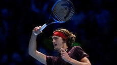 Nmecký tenista Alexander Zverev v duelu Turnaje mistr s Rogerem Federererm ze...