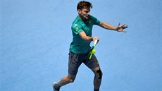 Belgický tenista David Goffin v duelu Ligy mistr s Dominicem Thiemem z...