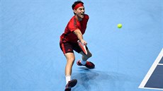Rakouský tenista Dominic Thiem v duelu Turnaje mistr s Belgianem Davidem...