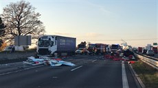 Nehoda tí vozidel blokuje provoz na 4. kilometru dálnice D1 ve smru na Brno....