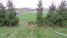 Neznámý idi vyjel z parkovit nad fotbalovým hitm, skrz ivý plot sjel ze...