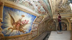 V olomoucké základní �kole Komenium restauráto�i pokra�ují v obnov� výzdoby...