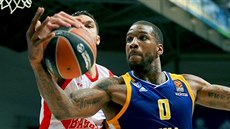 Thomas Robinson z Chimek stahuje mí v duelu s Baskonií.