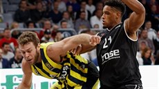 Nicolo Melli (vlevo) z Fenerbahce pod tlakem Augustina Rubita z Bambergu.