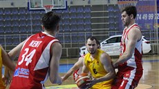 Radim Kleka (uprosted) z Opavy najídí mezi Jacksona Kenta a Kamila vrdlíka...