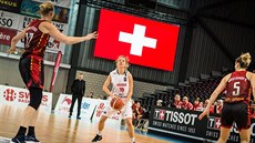 výcarská basketbalistka Miriam Sonja Baumannová (uprosted) hledá cestu pes...