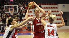 Ruská reprezentantka Natalia Vieruová zakonuje proti Albánii.