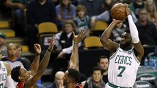 Jaylen Brown (vpravo) z Bostonu stílí na ko Toronta pes DeMara DeRozana...