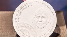 Martina Navrátilová na modelu stíbrné mince