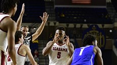 Avery Johnson Jr. (5) z Alabamy slaví tíbodovou  Memphisu.