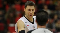 Nymburský basketbalista Petr Benda se pe s rozhodím.