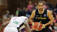 Nymburský basketbalista Quincy Diggs (vlevo) brání Eliase Lasisiho z Ostende.