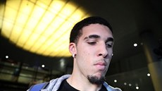 LiAngelo Ball, basketbalista UCLA, po pistání na losangeleském letiti LAX....