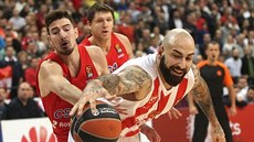 Nando De Colo (vlevo) z CSKA Moskva tlaí na Pera Antie z Crvené zvezdy...