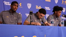 Cody Riley, LiAngelo Ball a Jalen Hill (zleva) z UCLA hledí do svých...