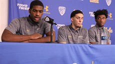 Cody Riley, LiAngelo Ball a Jalen Hill (zleva) z UCLA se na tiskové konferenci...