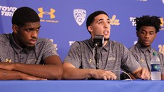Cody Riley, LiAngelo Ball a Jalen Hill (zleva) z UCLA na tiskové konferenci po...