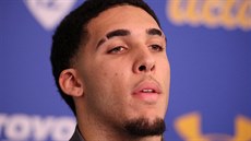 LiAngelo Ball z UCLA na tiskové konferenci po návratu z íny